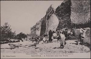 Salonique. Une fontaine aux pieds des remparts