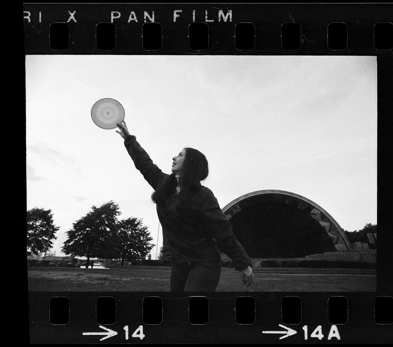 Frisbee toss at Charles embankment band shell, Boston