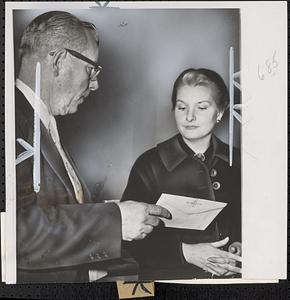 Bank Santa to heroic woman teller