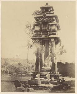 Brahma-stambha at Jain temple complex in Guruvayanakere, India