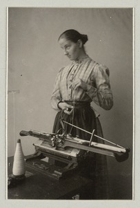Blinde bei der Strickmaschine: Woman who is blind at the knitting machine