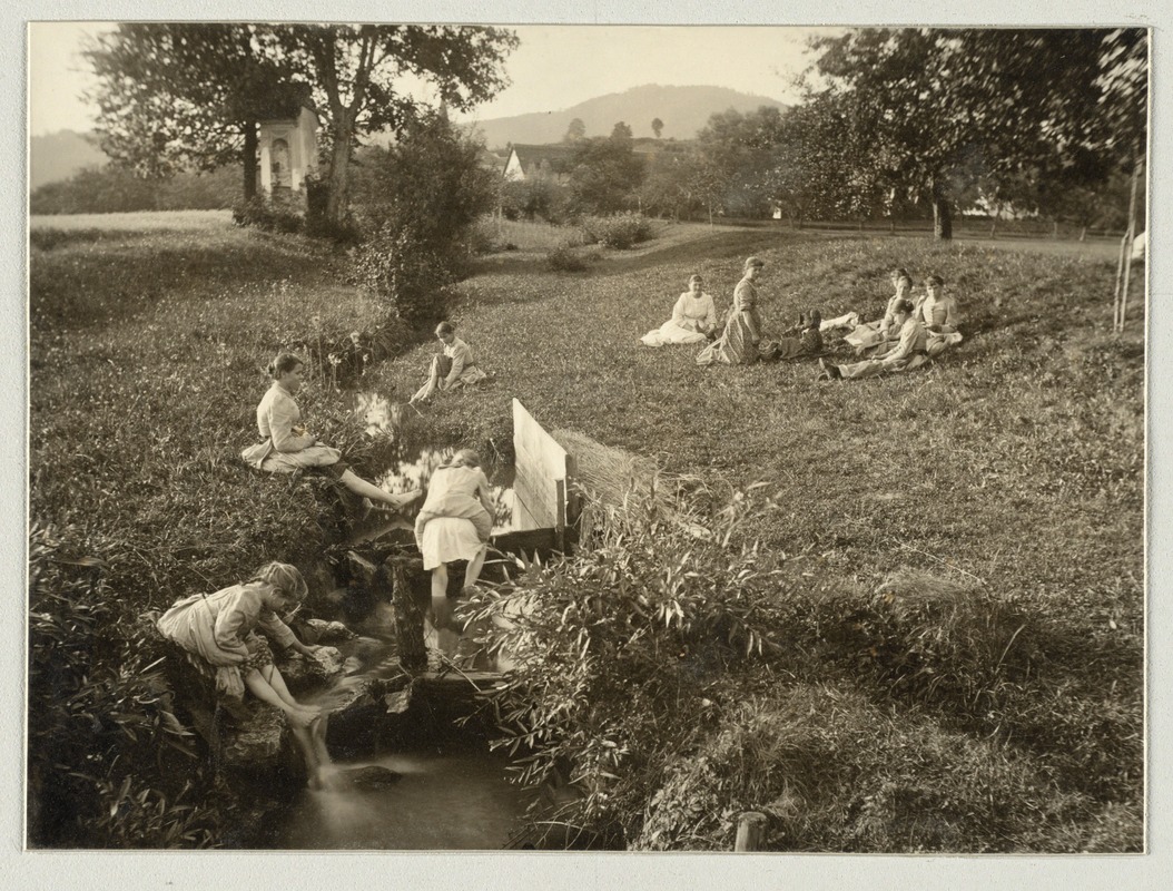 Mädchen am Bach; Girls at the Brook