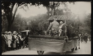 1922 4th of July Parade: Hinsdale's log cabin