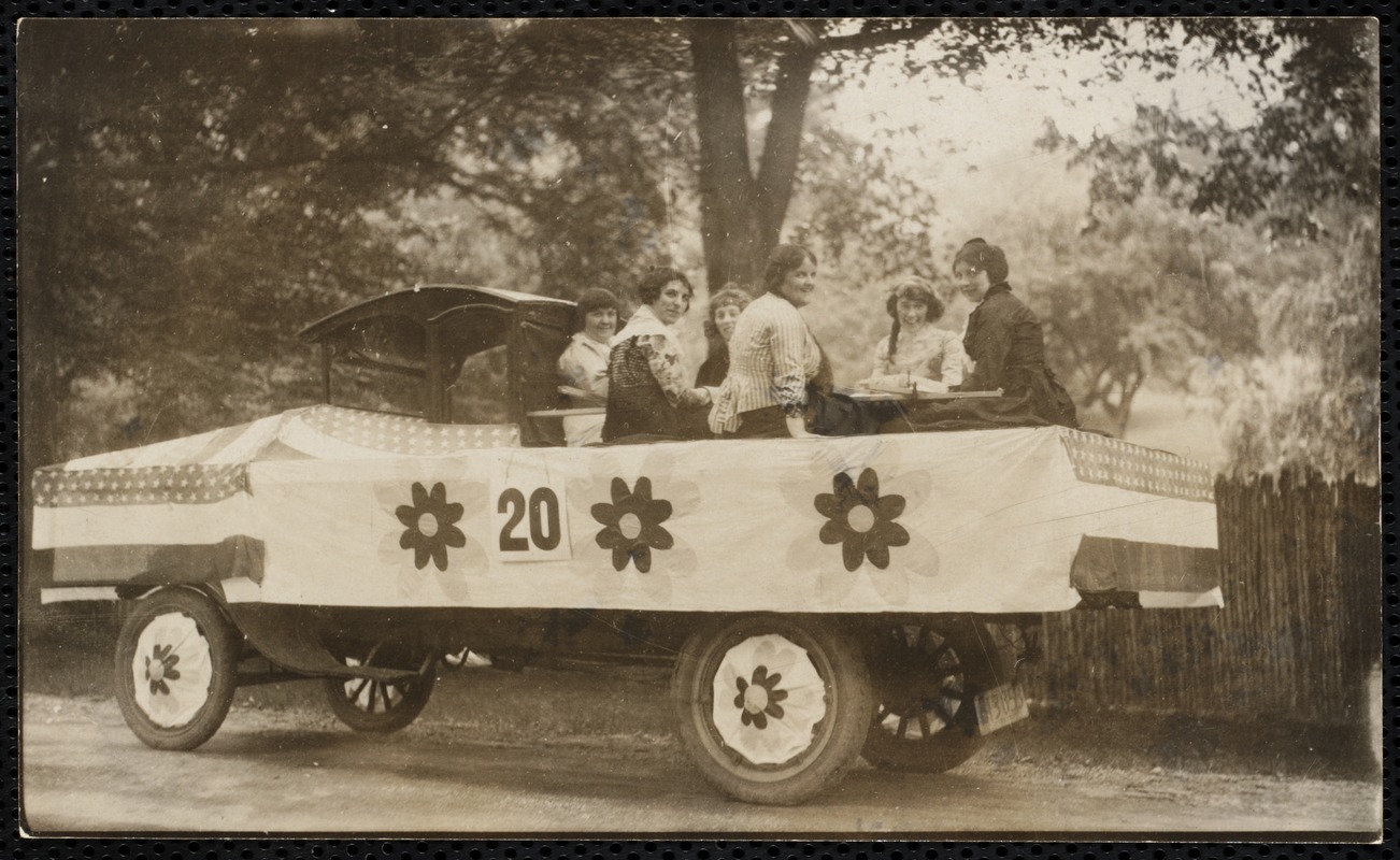 1922 4th of July Parade: quilting bee float