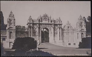 Constantinople. Portail de Dolmabagtché