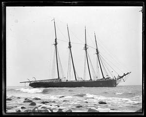 Four master Camilla May Page goes ashore on rocks in Little Harbor, N.H.