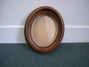 Oval frame gilt insert