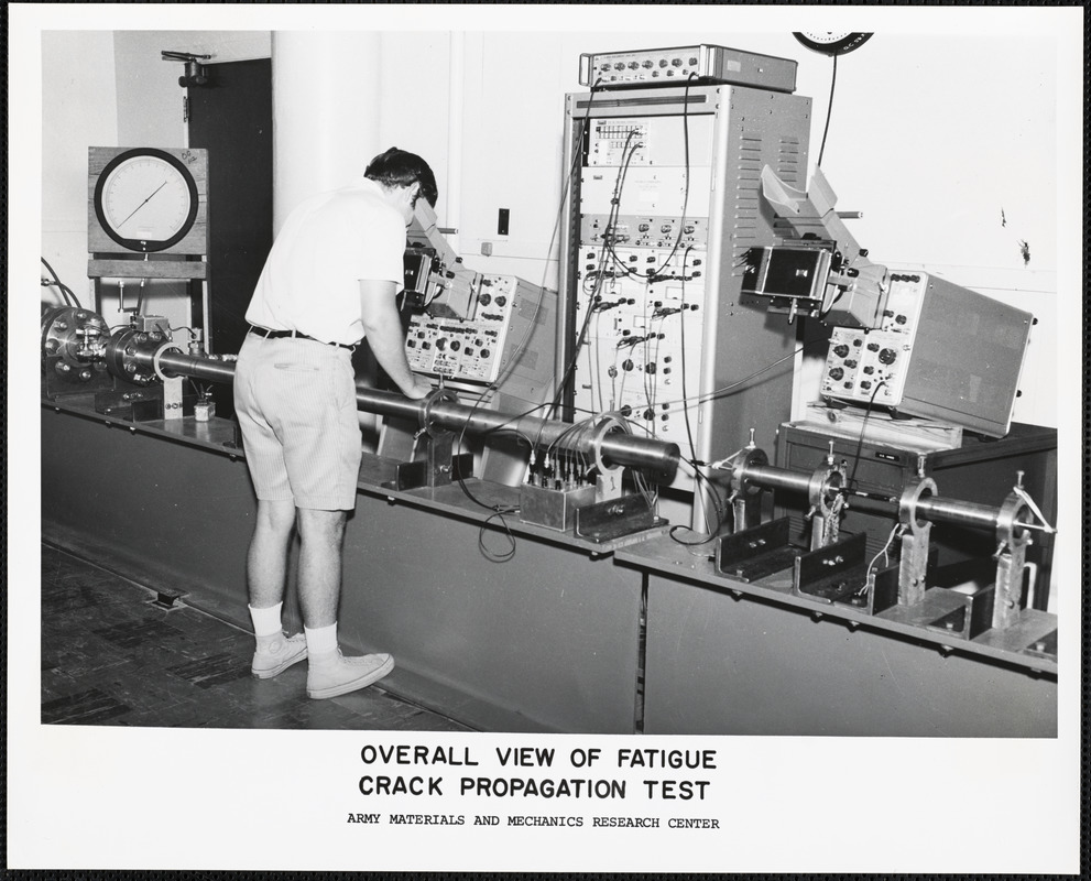 Overall view of fatigue crack propagation test