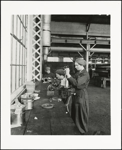 Women working at the arsenal during World War I
