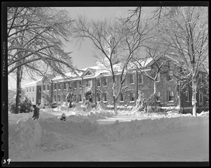 Hdgs bldg, snow scene