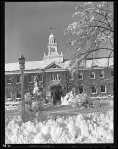 Hdgs bldg, snow scene