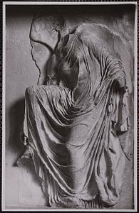 Musée de l'Acropole d'Athènes, 12, Victoire otant sa sandale (balustrade d'Athena Nike) fin du V siecle