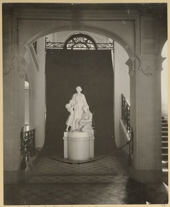 Marble Statue: Allegoriache Gruppe - K.K. Blinden Erzichungs Institute Wein