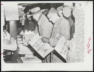 Newspaper Strike Ends--News-hungry customers buy early editions of New York papers at stand in Times Square here last night following end of 11-day strike of photo engravers which halted publication of six of the city's major dailies. First editions hit stands minus advertisements. However, the Herald Tribune, only major paper not directly affected by the stoppage, appeared with ads spread over most of 88 pages.