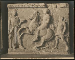 Athènes - Grèce. Musée National. Relief votif - Héros sa femme et un esclave. (IV siècle a. C.)