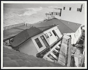Giant Waves Wreck Beach Homes Ocean waves pounding Los Angeles beaches reached a new crest of fury on a 6.8-foot high tide this morning and swept from their foundations, beach homes and undermined structures at Redondo Beach, Calif. Damage is estimated at about $250,000.-----Photo Shows----- Two beach homes wrecked by the pounding surf at Redondo Beach, Calif.