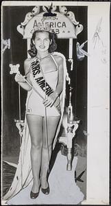Mrs. Evelyn Schenk, [...] Mrs. American of 1953