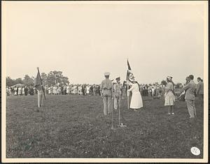 Queen Wilhelmina at Pittsfield Airport with Princess Juliana, decorating company of Dutch aviators