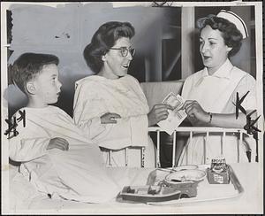 Camb. woman who lost $50 leaving Camb. City Hospital is presented with cash by some employees of a Wakefield Country Club
