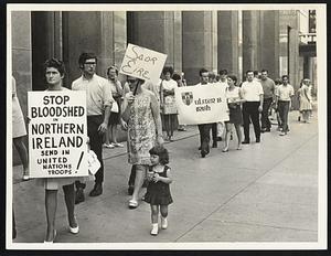 Irish organization pickets outside British consulate
