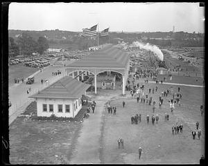 Trains arrive with crowds at Rockingham, Salem, N.H.