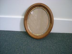 Oval frame gilt insert