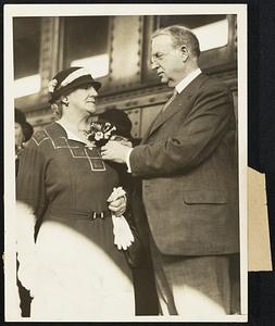Fred W. Mansfield, candidate for Mayor of Boston, and E840of the Neponset post of Foreign Wars, presenting a corsage of orchids to Mrs. Thomas J. Geblin, vice-president of the Suffolk county Council of the Women's Auxiliary American Legion as she was bout to leave for the Legion convention yesterday afternoon.