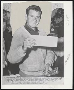 Wins Western Open--Doug Sanders, 24, of Miami, Fla., displays his scorecard after winning the Western Open at Red Run Golf Club. His 72-hole score was 275, bettering par by 13 strokes. It was Sanders first major tournament victory as a pro.