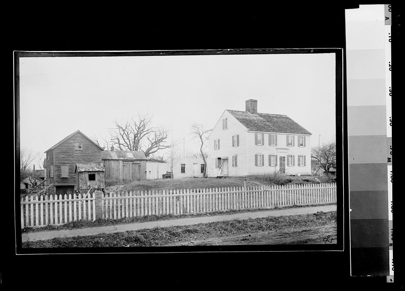 Unidentified house with outbuildings & barn