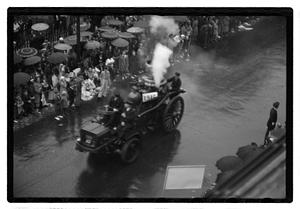 A steam driven fire engine with a sign, "1915"