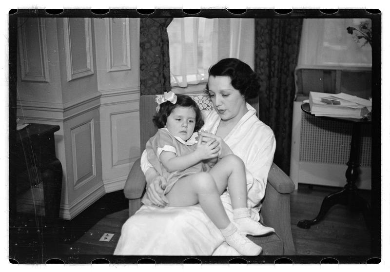 Bebe Daniels and family