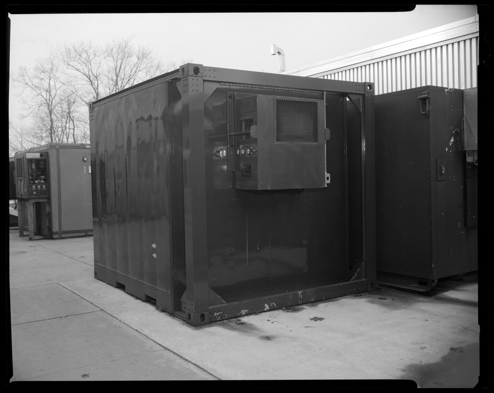 FEL 8' x 8' x 10' refrigerated container, back view