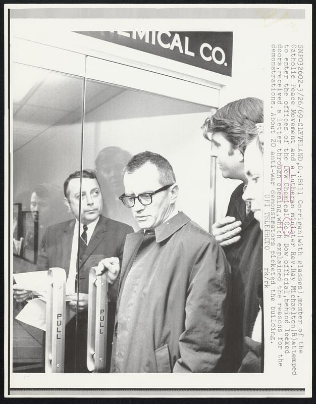 Bill Corrigan (with glasses), member of the Catholic Peace Movement and