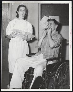 Affliction of polio doesn't discourage patients of Haynes Memorial Hospital, Allston, from engaging in fun and gaiety. Tomorrow night an all-patient variety show ill be presented in hospital cafeteria. Mr. en Mrs. Charles Mc Laughlin of Cambridge practice a singing and harmonica number. Show is called "Louis-Ville Laffs" in honor of Dr. Louis Weinstein, head hospital physician.