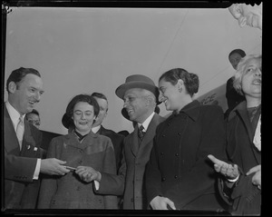 George Curley gives key to city of Boston to Jawaharlal Nehru, with Indira Gandhi and Vijaya Lakshmi Pandit to the right