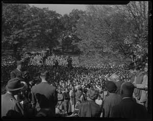 Jawaharlal Nehru addresses large outdoor crowd at Wellesley College