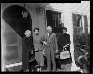 Vijaya Lakshmi Pandit, Margaret Clapp, Jawaharlal Nehru, and Indira Gandhi at entrance to building
