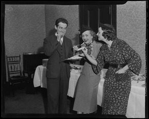 Fred Waring and two women eating while standing