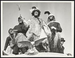 De King Old King Zulu, Negro ruler at the Mardi Gras, and his retainers paraded through New Orleans from morning till night during the great festive occasion. Here's His Majesty in the march of glory.