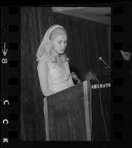 Tricia Nixon addressing meeting of the American Association for Cancer Research