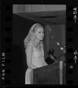Tricia Nixon addressing meeting of the American Association for Cancer Research