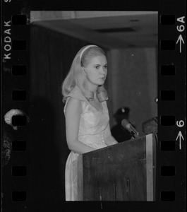 Tricia Nixon addressing meeting of the American Association for Cancer Research