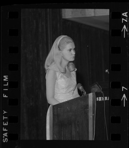 Tricia Nixon addressing meeting of the American Association for Cancer Research