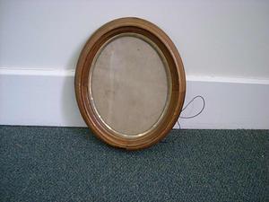 Oval frame gilt insert