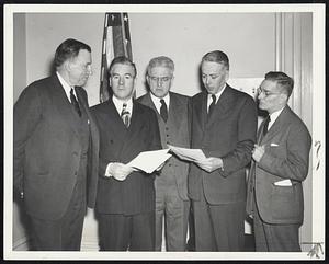 Brownout Conference-Discussing regulations today were (left to right): William P. Homans, deputy director of district, War Production Board; Mayor John E. Kerrigan of Boston; John B. Flannagan, chief of investigation section, WPB; Roger F. Woodman, manager of priority department, WPB; E. Bigelow Thompson, regional program assistant, WPB.