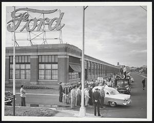 Auto workers on strike in front of a Ford building