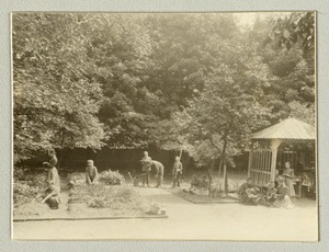 Im Schulgarten: In the school garden