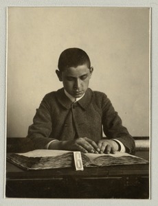 Blinder, mit den Mittelfingern lesen: A boy who is blind, reading with his middle fingers