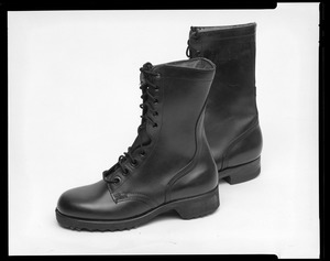 CEMEL, outline of boot upper comparing male & female boot
