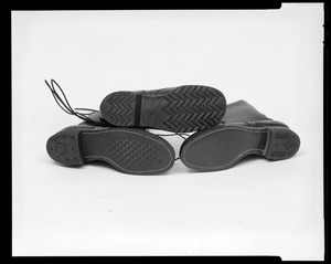CEMEL, outline of boot insole comparing male + female boot